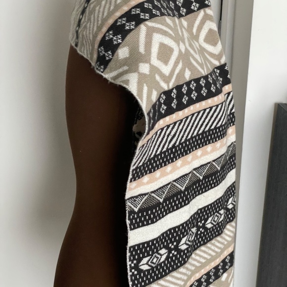 H&M Thick Pom Pom Scarf - Picture 3 of 3